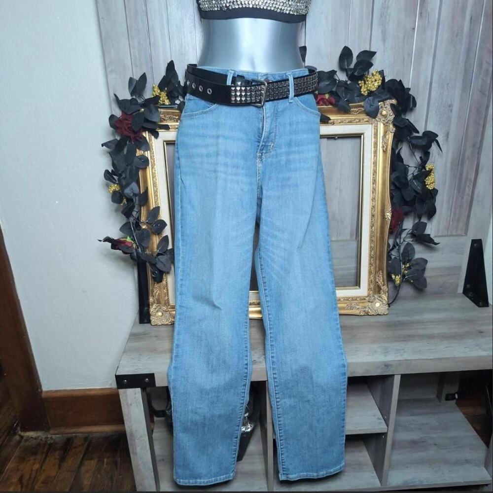 Levis signature totally shaping straight